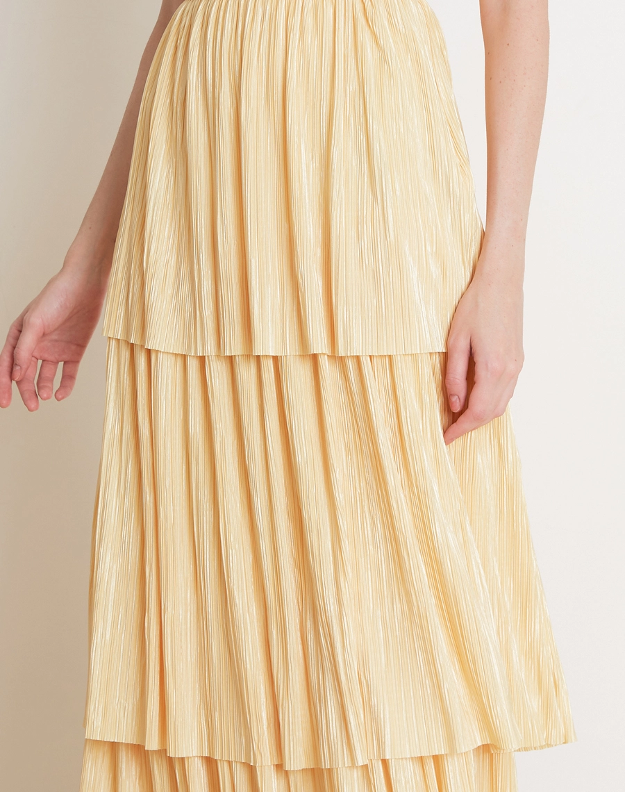 O Vestido Longo Niele é confeccionado em malha plissada com brilho sutil, o modelo combina leveza, conforto e sofisticação.