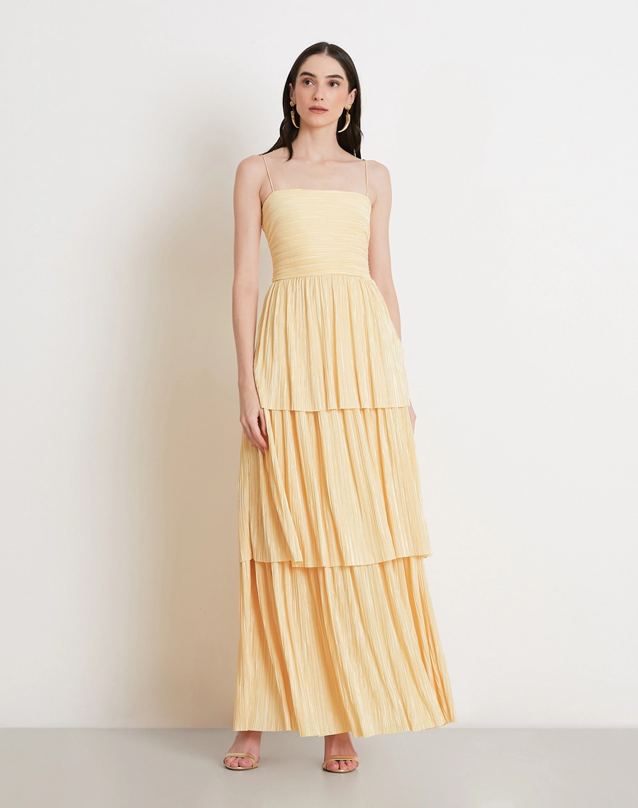 O Vestido Longo Niele é confeccionado em malha plissada com brilho sutil, o modelo combina leveza, conforto e sofisticação.