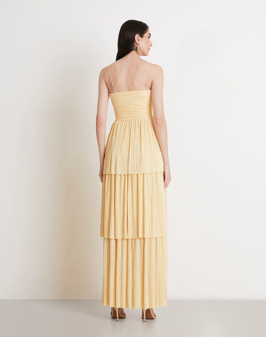 O Vestido Longo Niele é confeccionado em malha plissada com brilho sutil, o modelo combina leveza, conforto e sofisticação.
