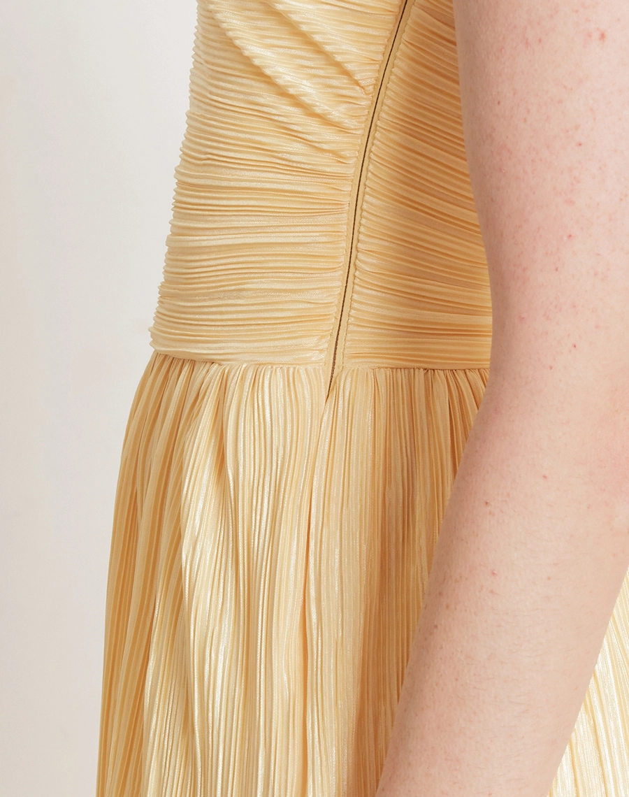 O Vestido Longo Niele é confeccionado em malha plissada com brilho sutil, o modelo combina leveza, conforto e sofisticação.
