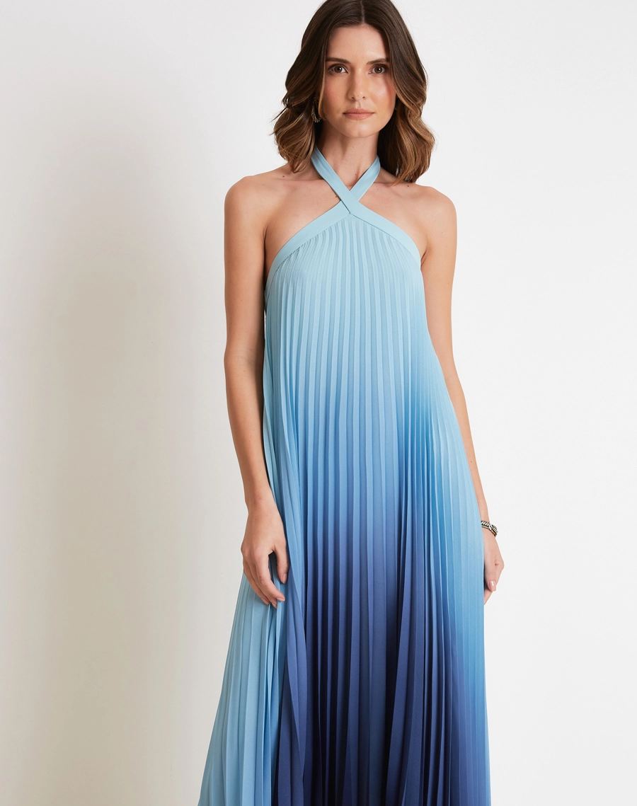 O Vestido Longo Thassia é confeccionado em Chiffon, tecido leve e sofisticado, possui transparência sutil e caimento fluido que valoriza o movimento da peça.