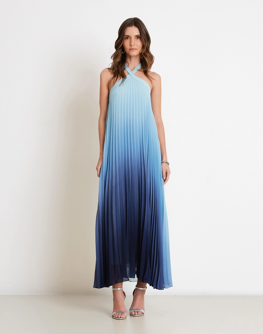 O Vestido Longo Thassia é confeccionado em Chiffon, tecido leve e sofisticado, possui transparência sutil e caimento fluido que valoriza o movimento da peça.
