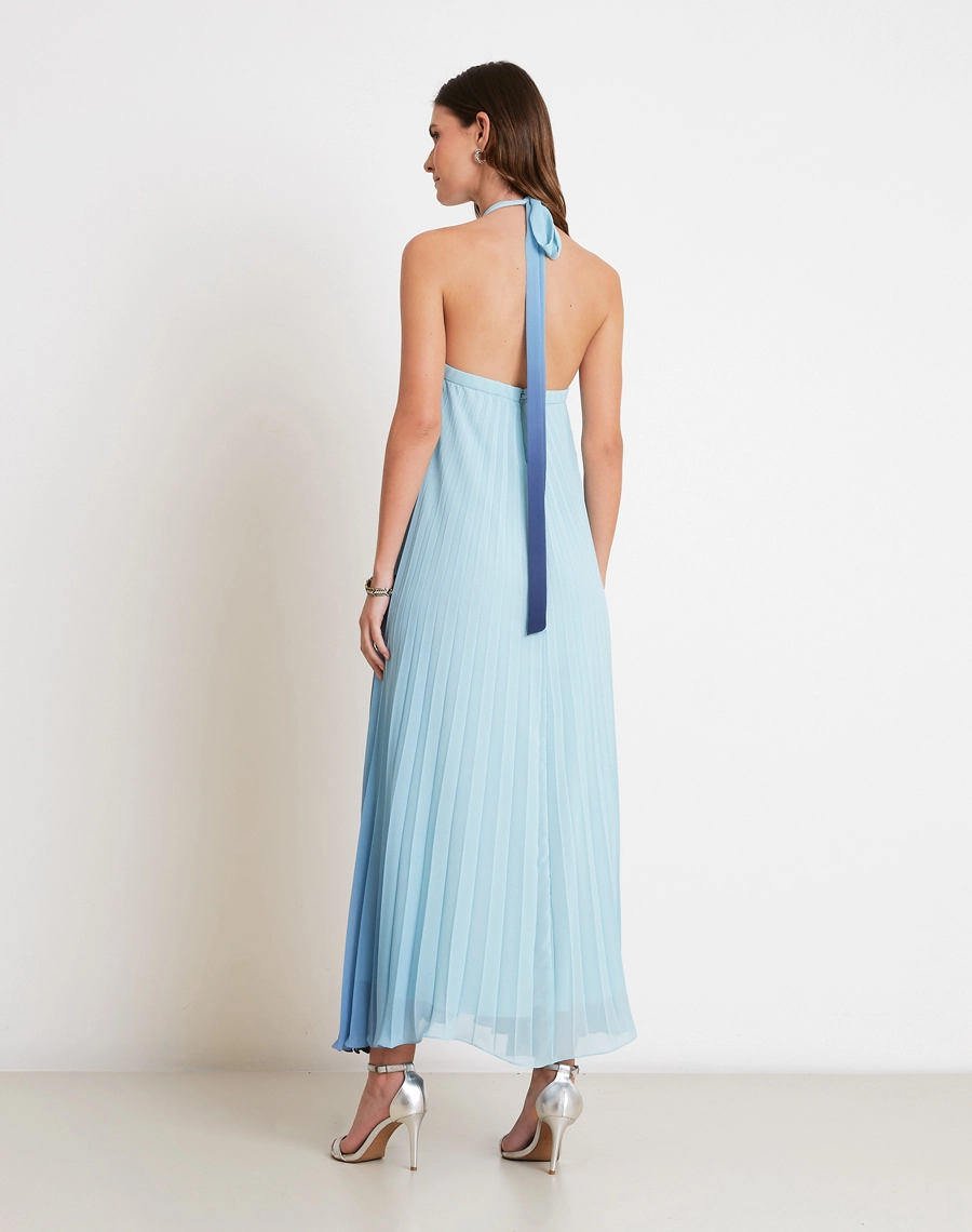 O Vestido Longo Thassia é confeccionado em Chiffon, tecido leve e sofisticado, possui transparência sutil e caimento fluido que valoriza o movimento da peça.