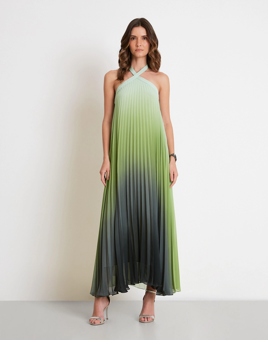 O Vestido Longo Thassia é confeccionado em Chiffon, tecido leve e sofisticado, possui transparência sutil e caimento fluido que valoriza o movimento da peça.