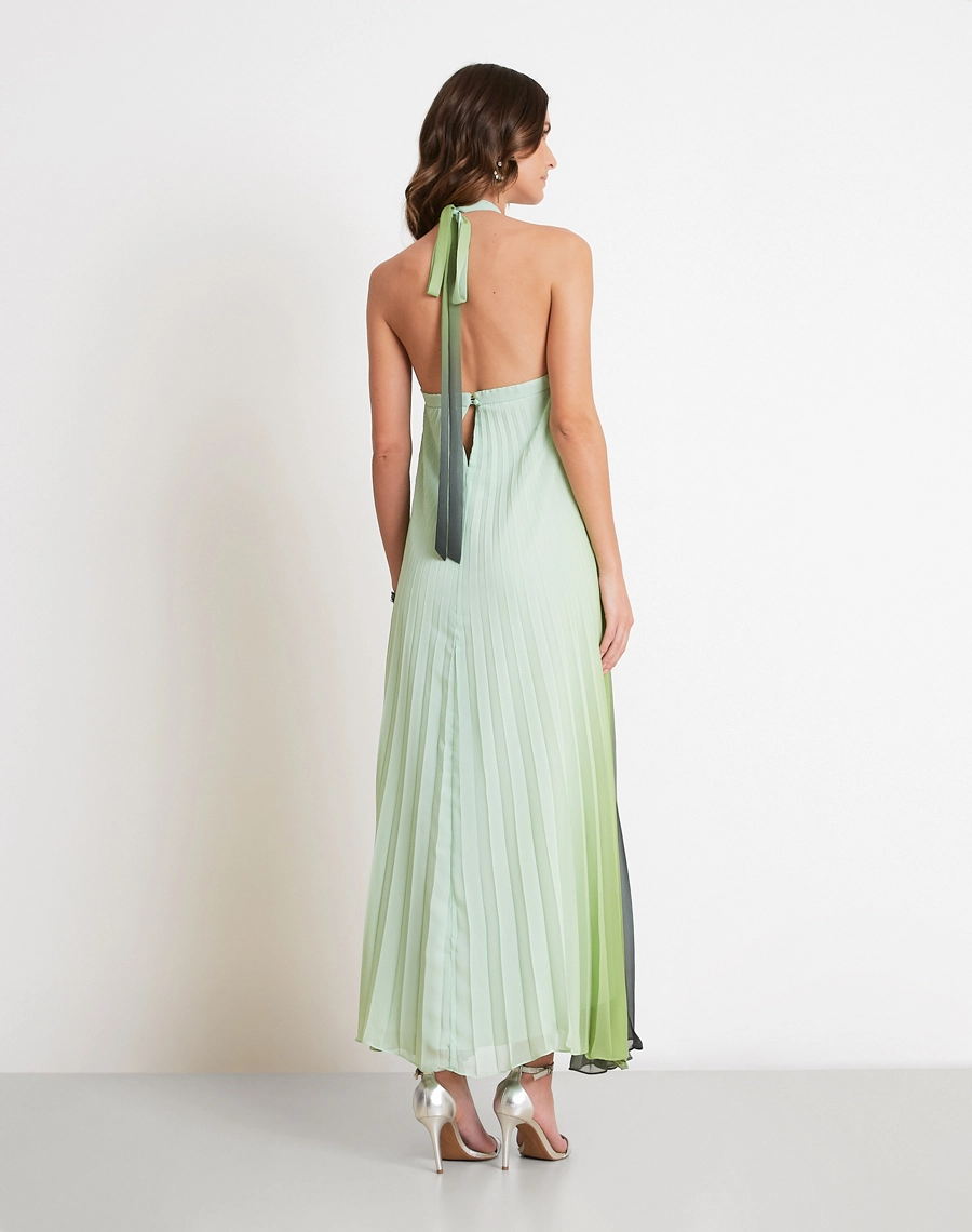 O Vestido Longo Thassia é confeccionado em Chiffon, tecido leve e sofisticado, possui transparência sutil e caimento fluido que valoriza o movimento da peça.