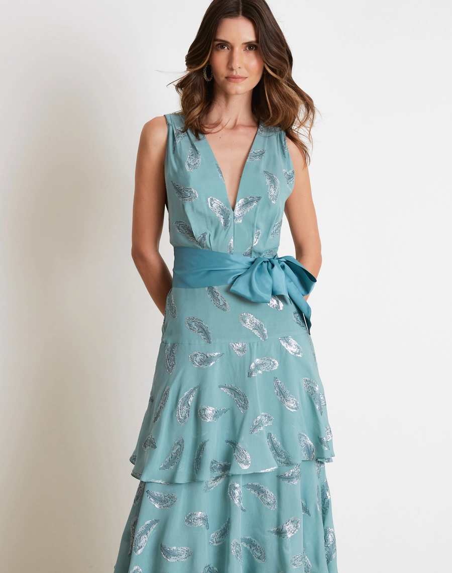 O Vestido Longo Loretta é confeccionado em seda, um tecido nobre que se destaca pelo toque macio, caimento leve e brilho sutil, proporcionando elegância e sofisticação em cada detalhe.

<br/>