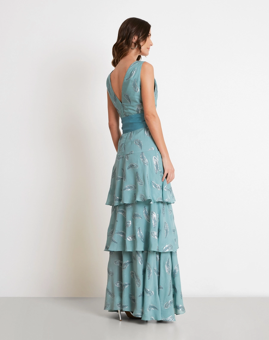 O Vestido Longo Loretta é confeccionado em seda, um tecido nobre que se destaca pelo toque macio, caimento leve e brilho sutil, proporcionando elegância e sofisticação em cada detalhe.

<br/>