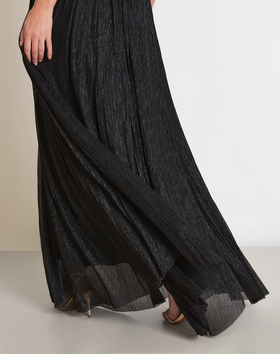 O Vestido Longo Pixy é confeccionado em Tecido Malha Plissada, tecido com acabamento luminoso e toque suave.