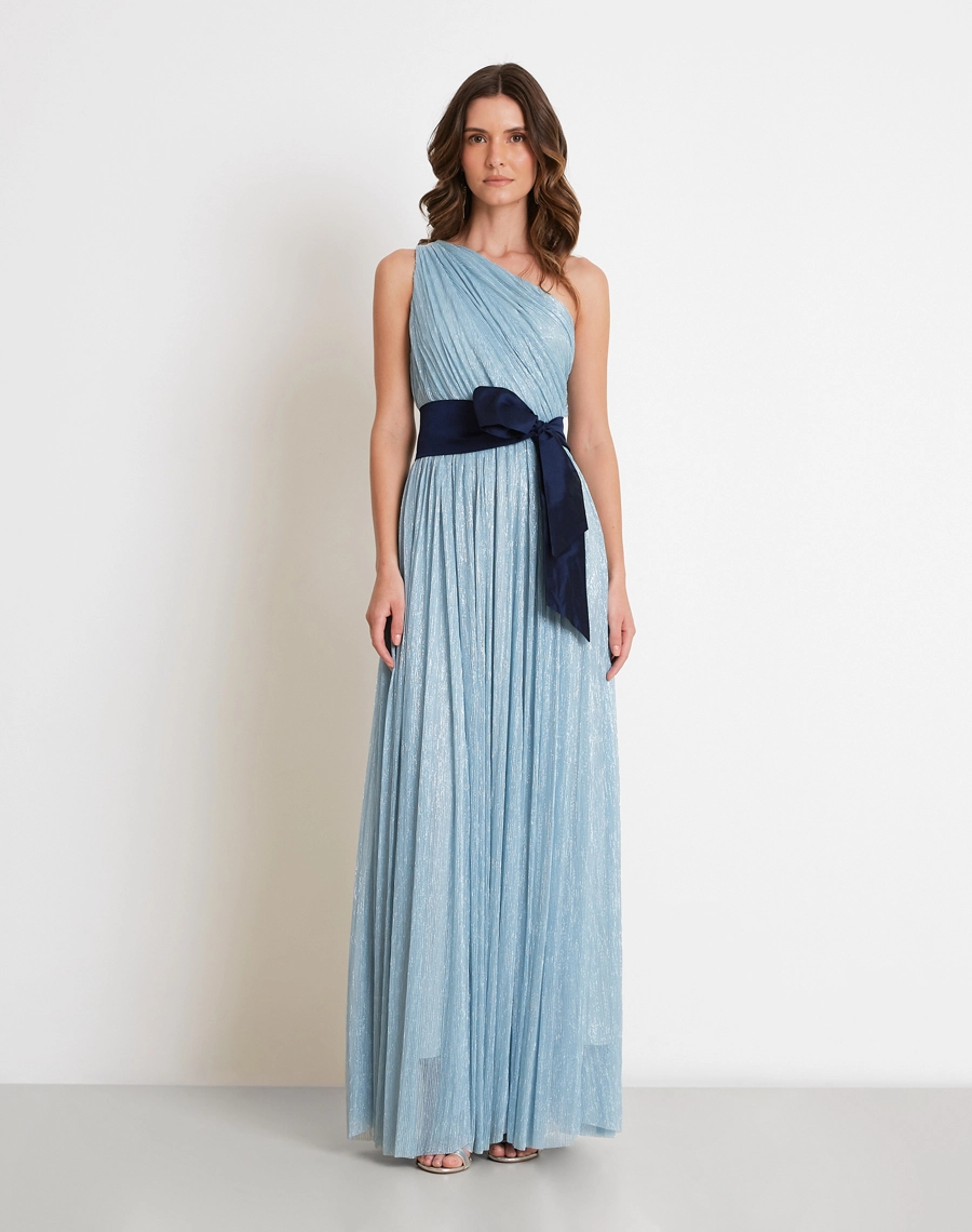 O Vestido Longo Pixy é confeccionado em malha plissada, tecido com acabamento luminoso e toque suave.