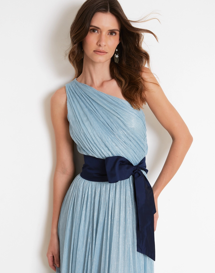 O Vestido Longo Pixy é confeccionado em malha plissada, tecido com acabamento luminoso e toque suave.