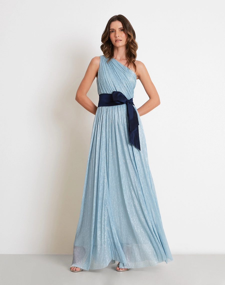 O Vestido Longo Pixy é confeccionado em malha plissada, tecido com acabamento luminoso e toque suave.
