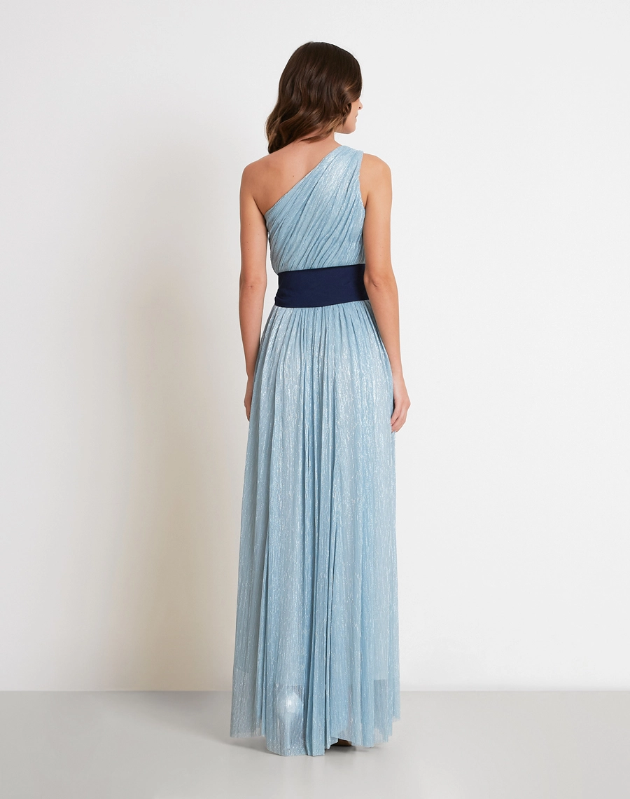 O Vestido Longo Pixy é confeccionado em malha plissada, tecido com acabamento luminoso e toque suave.