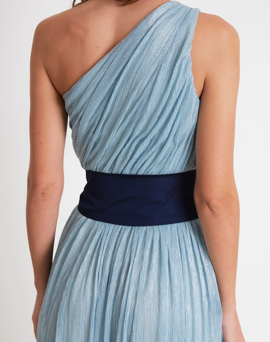 O Vestido Longo Pixy é confeccionado em malha plissada, tecido com acabamento luminoso e toque suave.