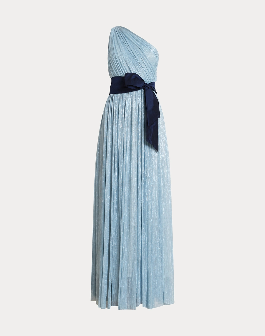 O Vestido Longo Pixy é confeccionado em malha plissada, tecido com acabamento luminoso e toque suave.