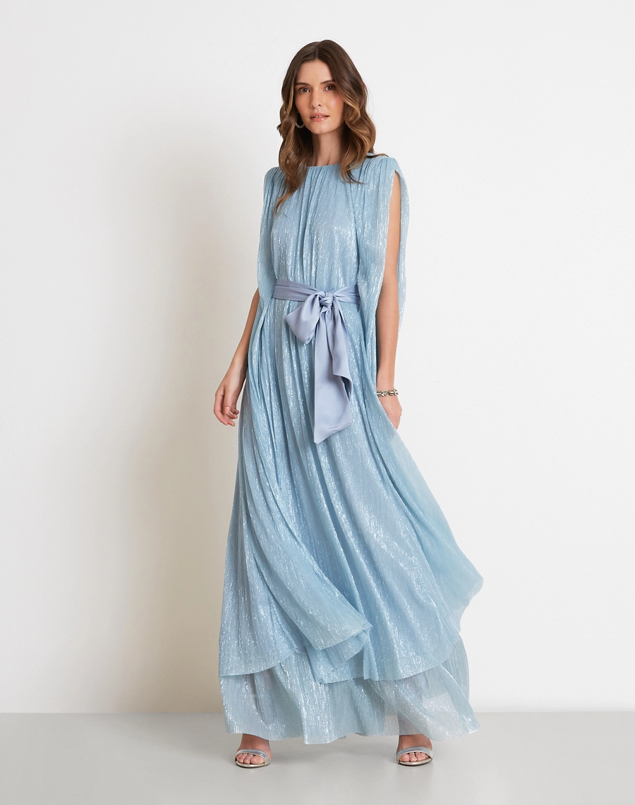 O Vestido Longo Quartzo é confeccionado em tecido plissado metalizado, que une textura sofisticada e brilho delicado para criar um visual elegante e marcante.