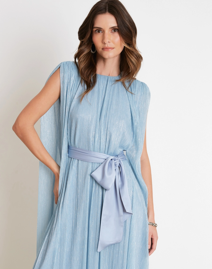 O Vestido Longo Quartzo é confeccionado em tecido plissado metalizado, que une textura sofisticada e brilho delicado para criar um visual elegante e marcante.