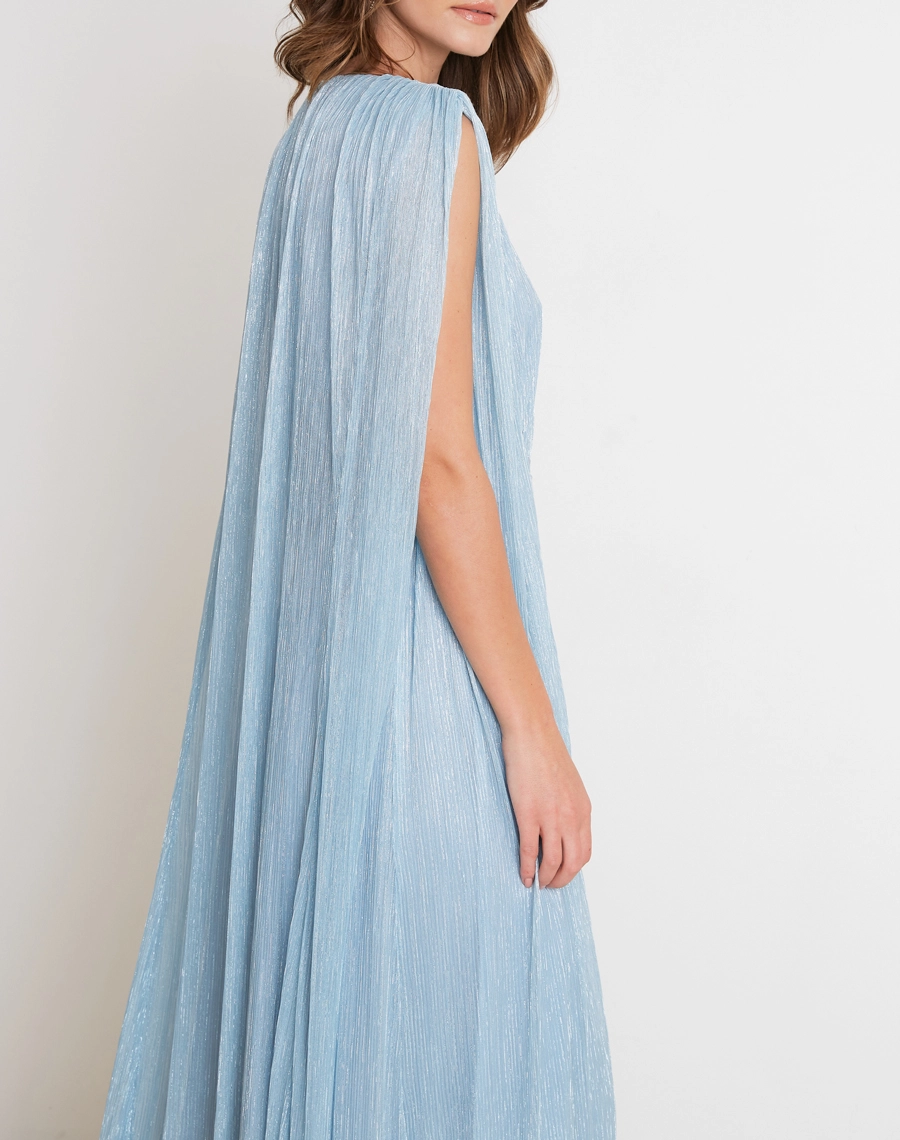 O Vestido Longo Quartzo é confeccionado em tecido plissado metalizado, que une textura sofisticada e brilho delicado para criar um visual elegante e marcante.