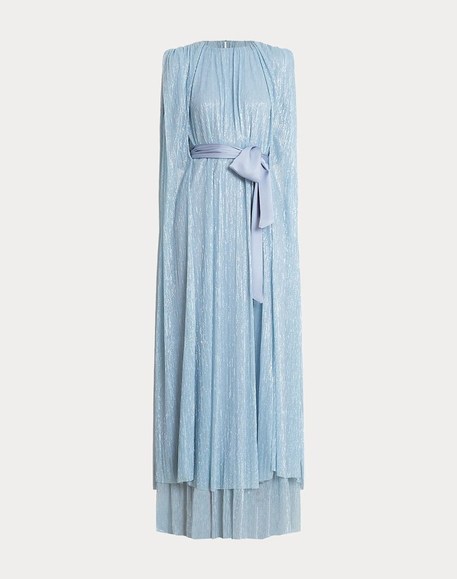 O Vestido Longo Quartzo é confeccionado em tecido plissado metalizado, que une textura sofisticada e brilho delicado para criar um visual elegante e marcante.