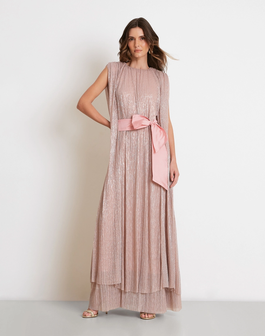 O Vestido Longo Quartzo é confeccionado em tecido plissado metalizado, que une textura sofisticada e brilho delicado para criar um visual elegante e marcante.