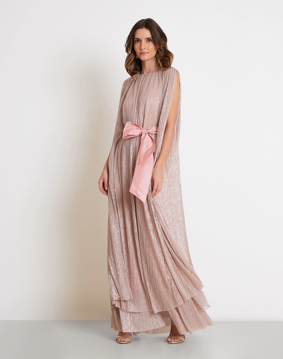 O Vestido Longo Quartzo é confeccionado em tecido plissado metalizado, que une textura sofisticada e brilho delicado para criar um visual elegante e marcante.