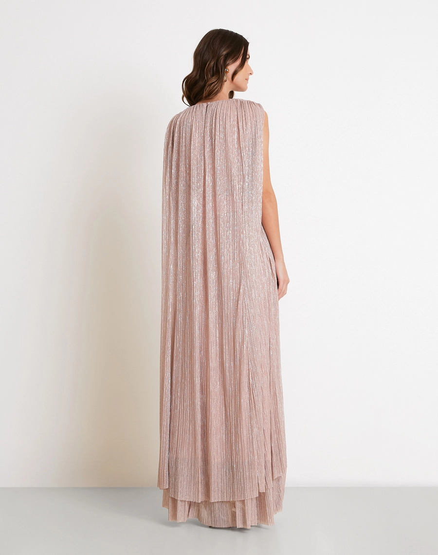 O Vestido Longo Quartzo é confeccionado em tecido plissado metalizado, que une textura sofisticada e brilho delicado para criar um visual elegante e marcante.