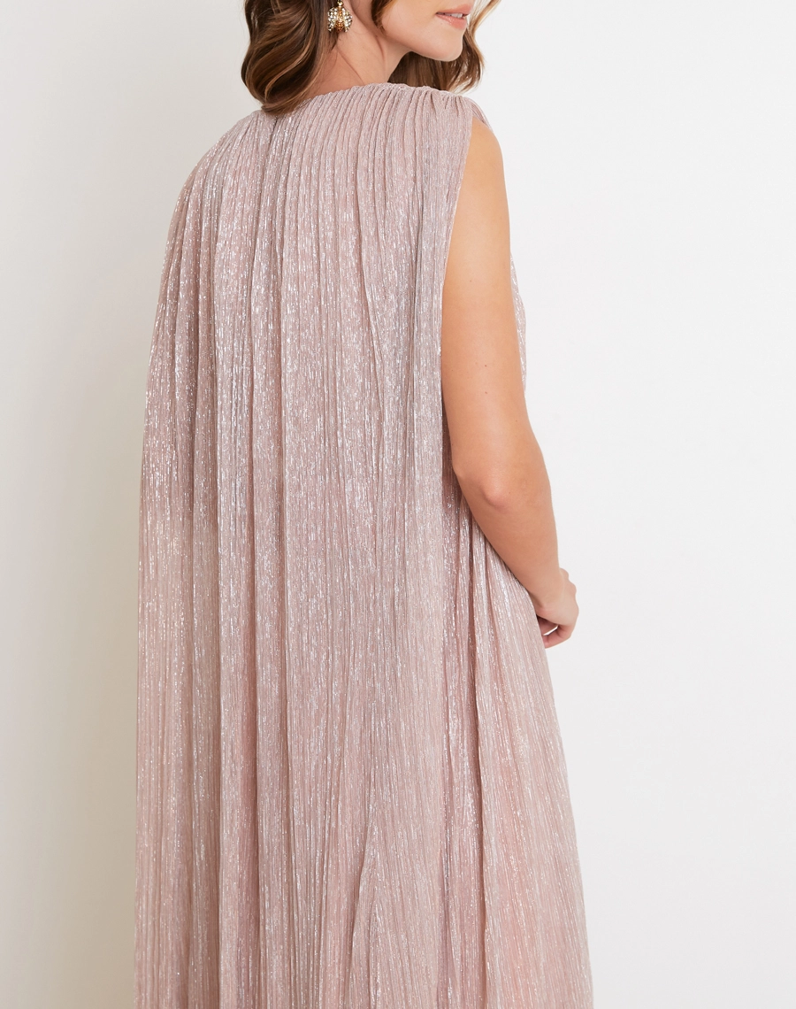 O Vestido Longo Quartzo é confeccionado em tecido plissado metalizado, que une textura sofisticada e brilho delicado para criar um visual elegante e marcante.