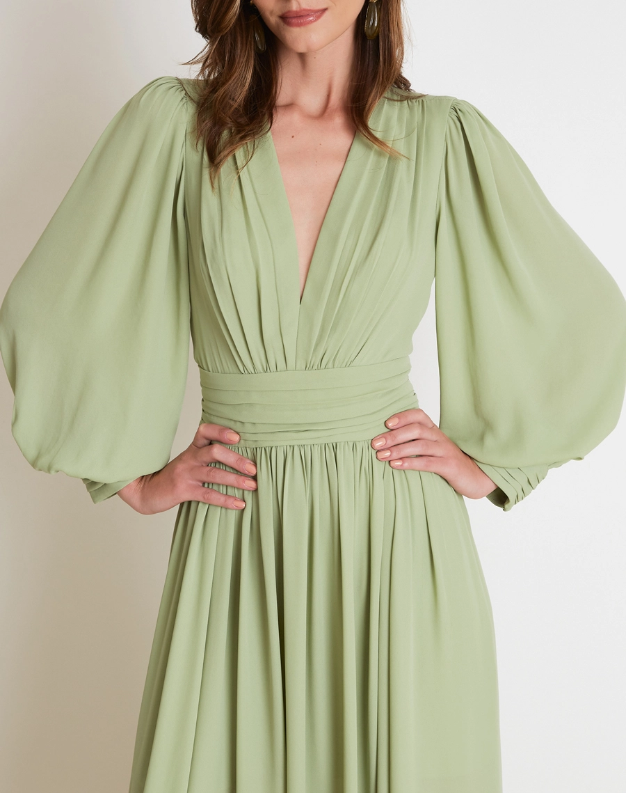 O Vestido Longo Esmeralda é confeccionado em crepinho, tecido de toque macio, caimento leve e fluido, proporcionando elegância e conforto.
