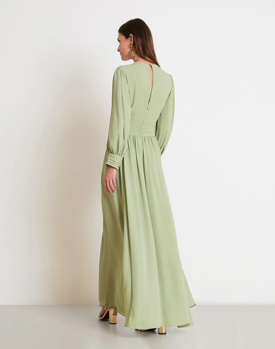 O Vestido Longo Esmeralda é confeccionado em crepinho, tecido de toque macio, caimento leve e fluido, proporcionando elegância e conforto.