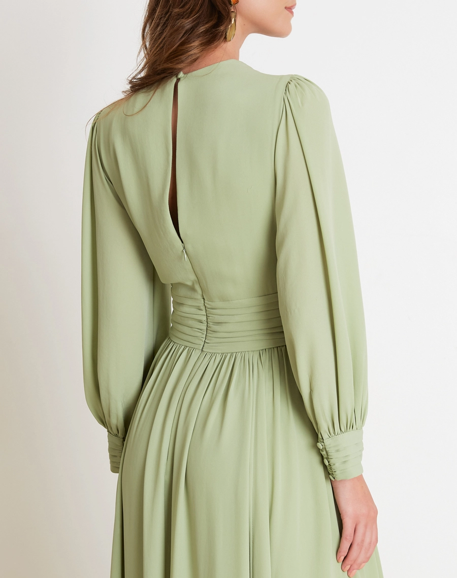O Vestido Longo Esmeralda é confeccionado em crepinho, tecido de toque macio, caimento leve e fluido, proporcionando elegância e conforto.