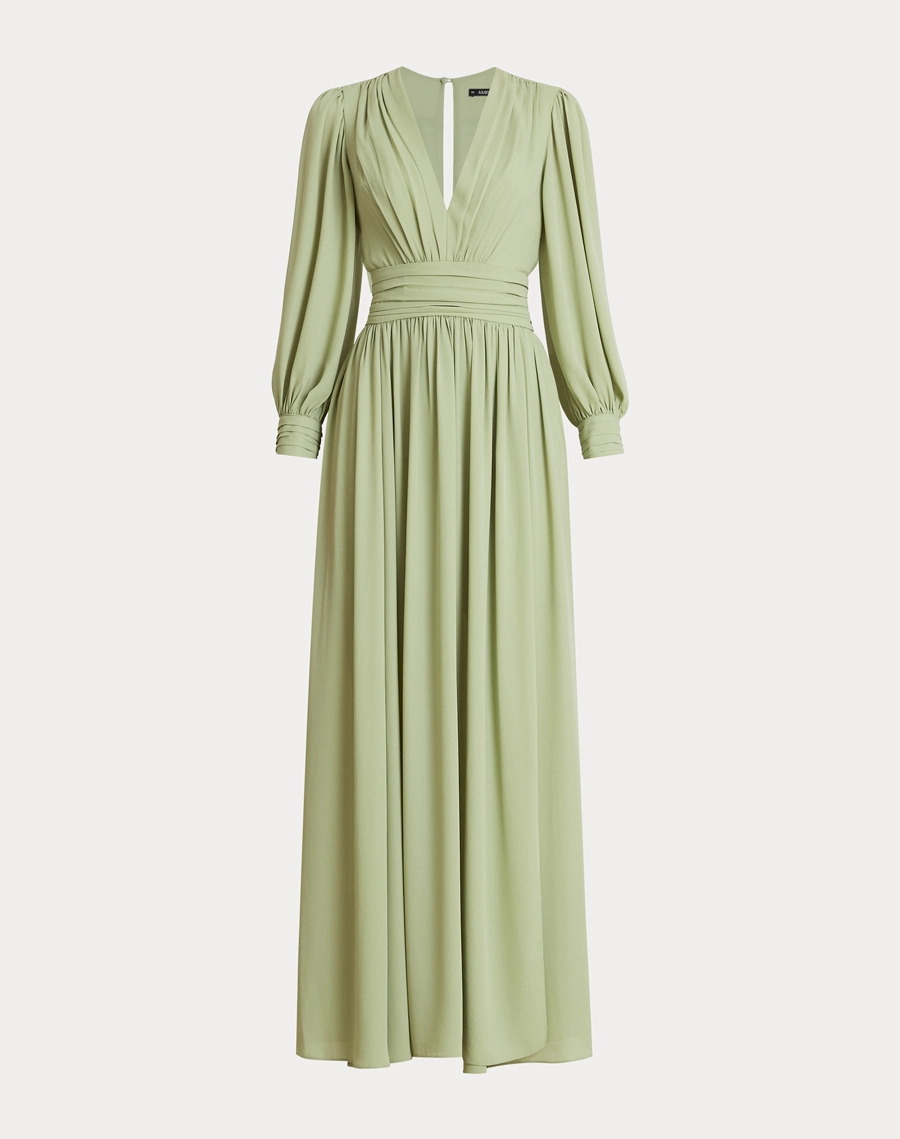 O Vestido Longo Esmeralda é confeccionado em crepinho, tecido de toque macio, caimento leve e fluido, proporcionando elegância e conforto.