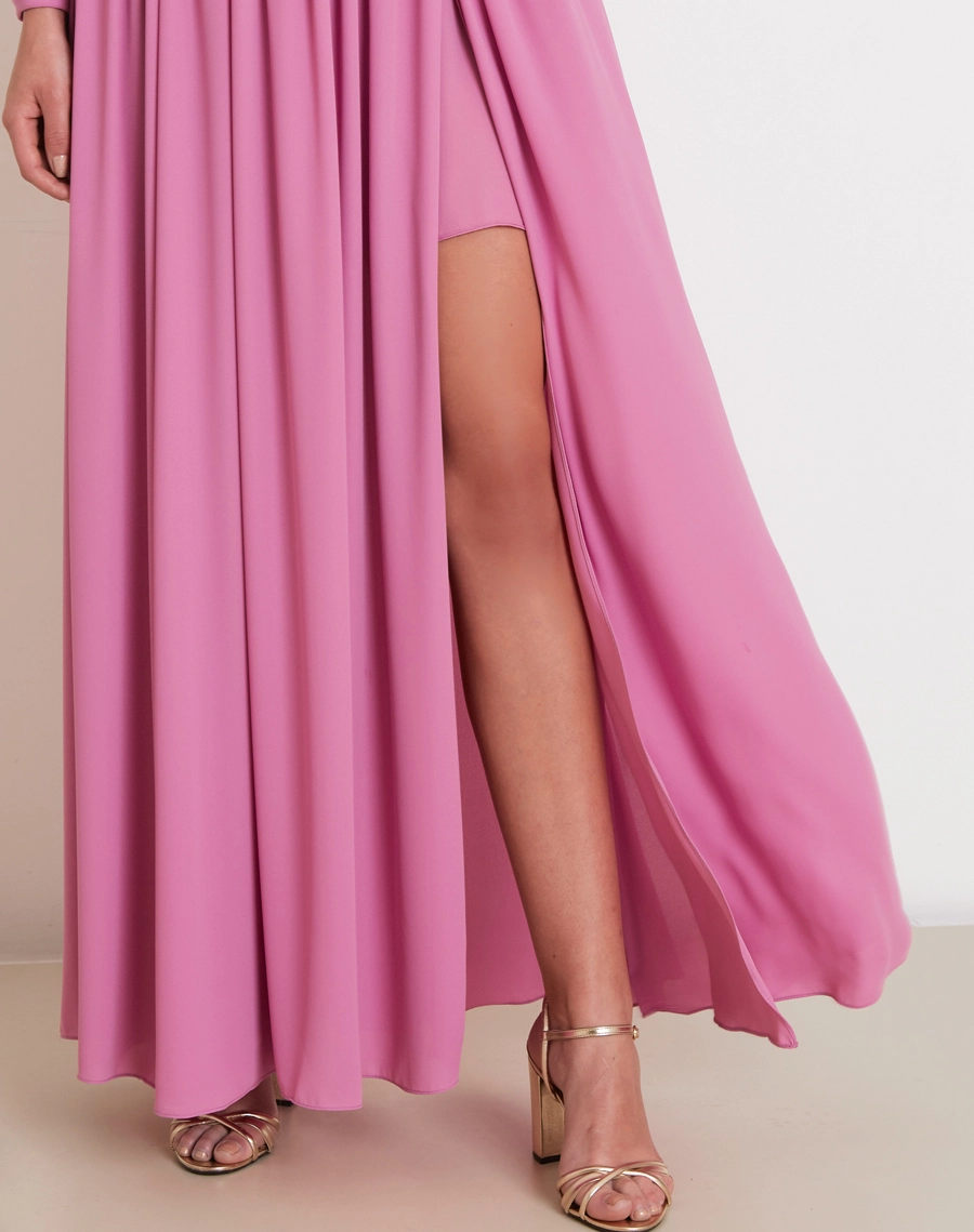 O Vestido Longo Esmeralda é confeccionado em crepinho, tecido de toque macio, caimento leve e fluido, proporcionando elegância e conforto.