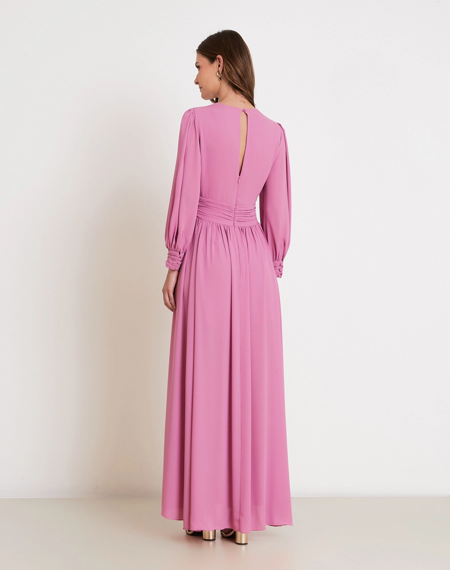 O Vestido Longo Esmeralda é confeccionado em crepinho, tecido de toque macio, caimento leve e fluido, proporcionando elegância e conforto.
