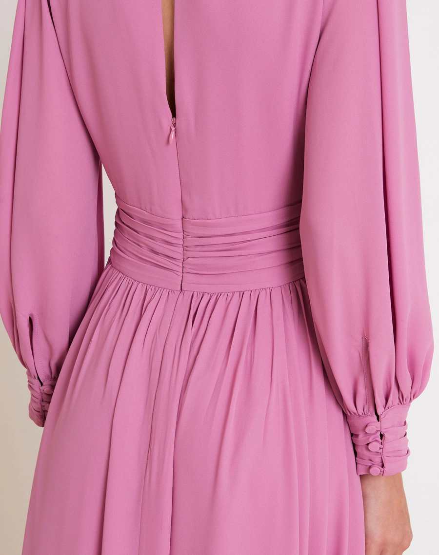 O Vestido Longo Esmeralda é confeccionado em crepinho, tecido de toque macio, caimento leve e fluido, proporcionando elegância e conforto.