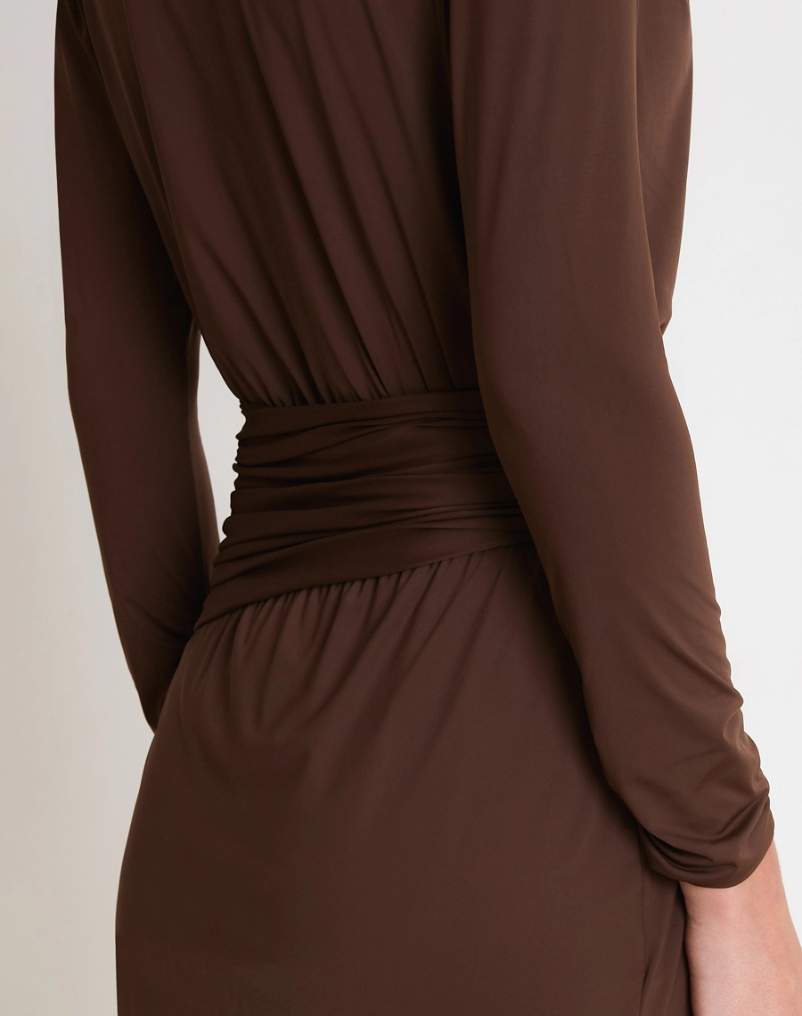 O Vestido Longo Zurik é confeccionado em Fluity, tecido conhecido pelo toque extremamente macio, elasticidade e caimento fluido que acompanha os movimentos com elegância.<BR/>