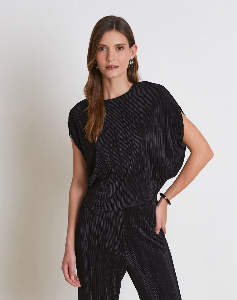 A Blusa Art é confeccionada em malha plissada, tecido que traz uma textura delicada, movimento e charme ao visual, com toque leve e caimento confortável.<br/>