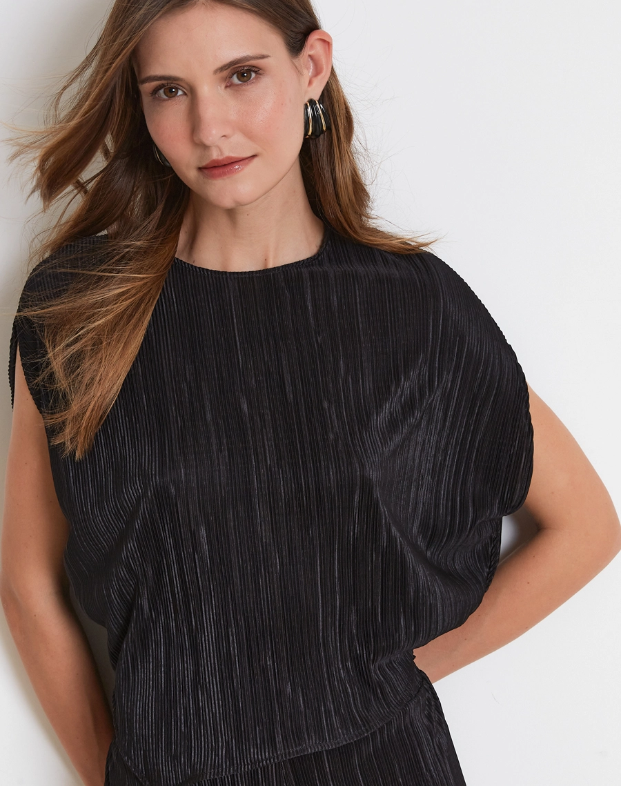 A Blusa Art é confeccionada em malha plissada, tecido que traz uma textura delicada, movimento e charme ao visual, com toque leve e caimento confortável.<br/>