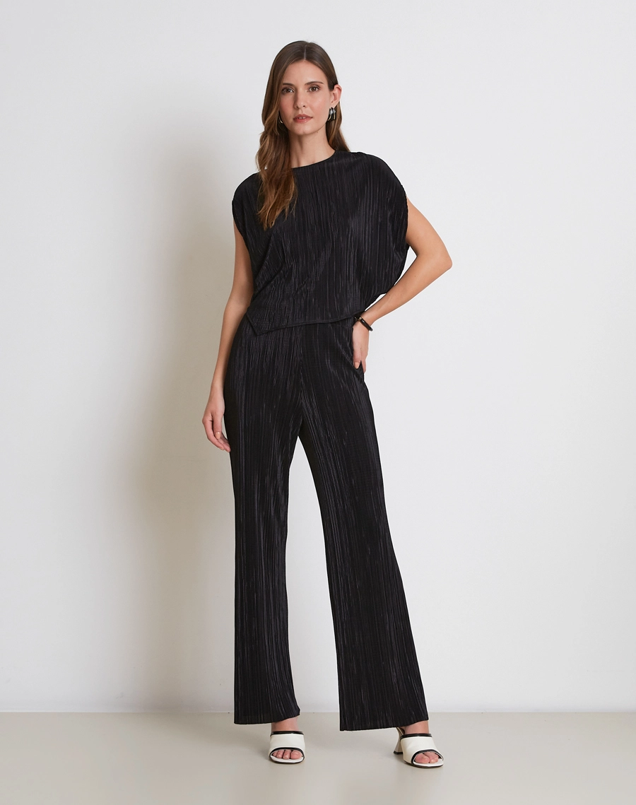 A Blusa Art é confeccionada em malha plissada, tecido que traz uma textura delicada, movimento e charme ao visual, com toque leve e caimento confortável.<br/>
