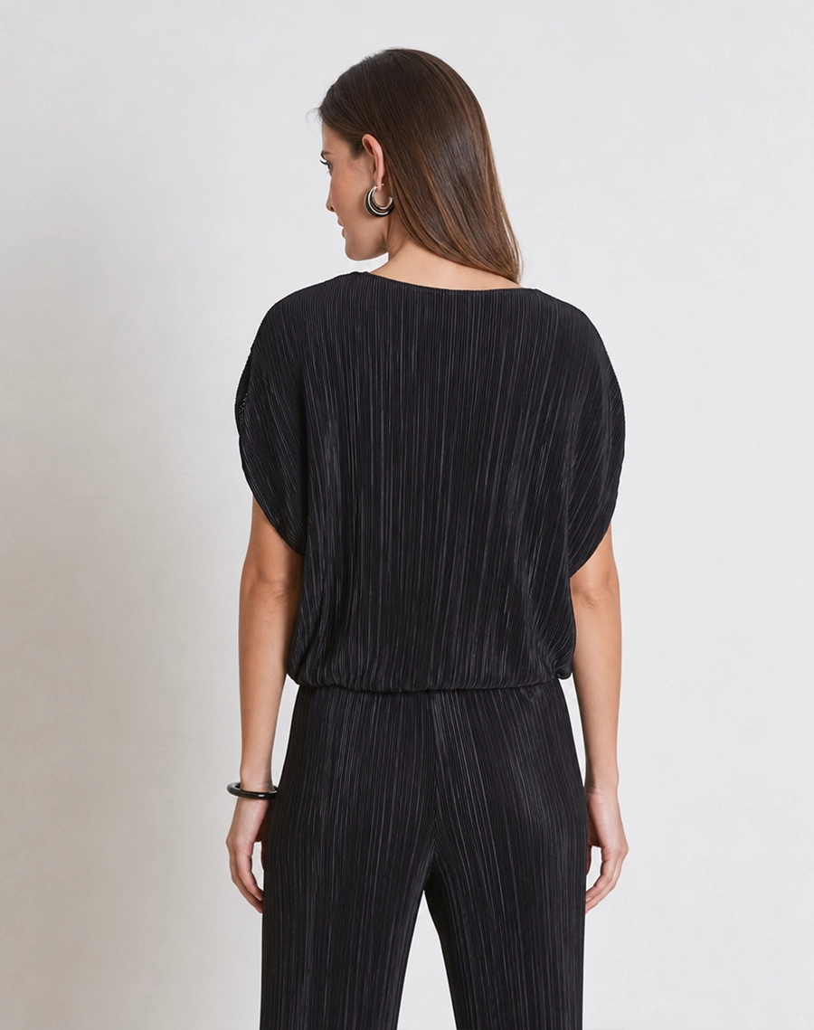 A Blusa Art é confeccionada em malha plissada, tecido que traz uma textura delicada, movimento e charme ao visual, com toque leve e caimento confortável.<br/>