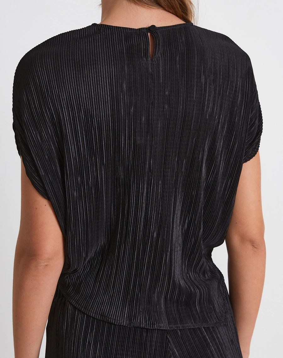 A Blusa Art é confeccionada em malha plissada, tecido que traz uma textura delicada, movimento e charme ao visual, com toque leve e caimento confortável.<br/>