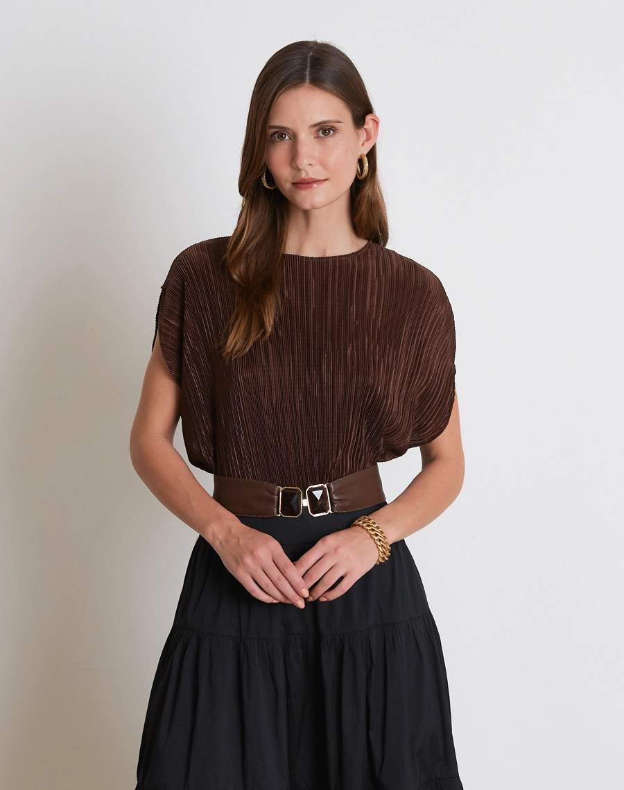 A Blusa Art é confeccionada em malha plissada, tecido que traz uma textura delicada, movimento e charme ao visual, com toque leve e caimento confortável.<br/>