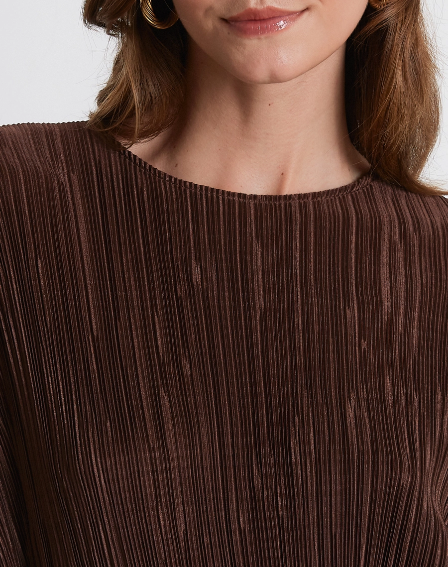 A Blusa Art é confeccionada em malha plissada, tecido que traz uma textura delicada, movimento e charme ao visual, com toque leve e caimento confortável.<br/>