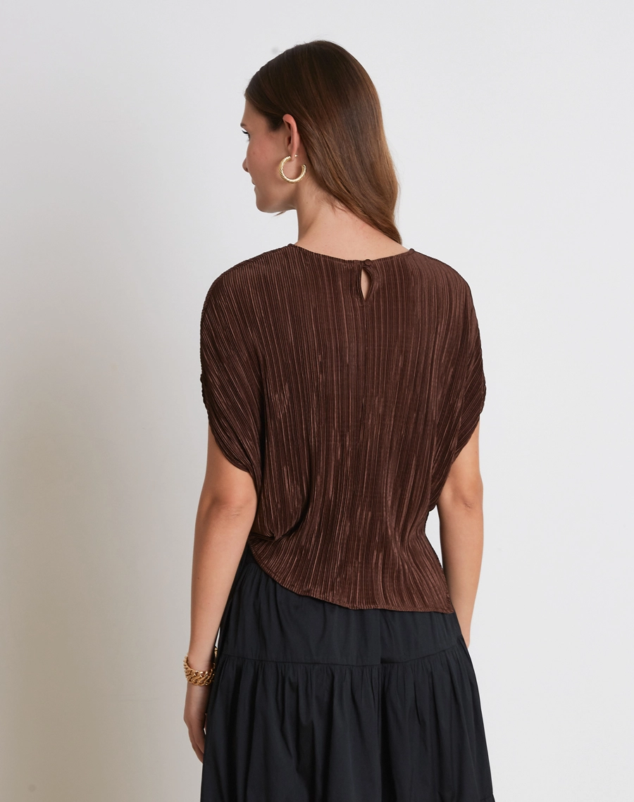 A Blusa Art é confeccionada em malha plissada, tecido que traz uma textura delicada, movimento e charme ao visual, com toque leve e caimento confortável.<br/>