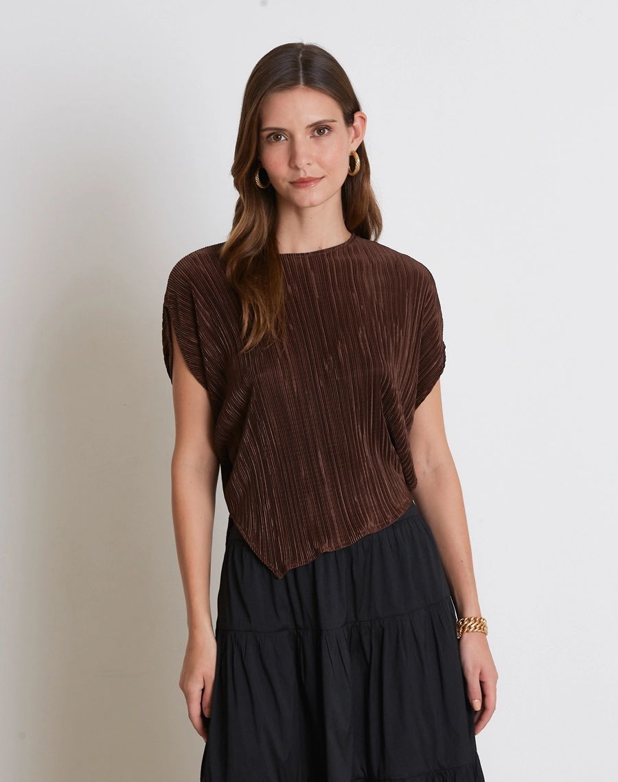 A Blusa Art é confeccionada em malha plissada, tecido que traz uma textura delicada, movimento e charme ao visual, com toque leve e caimento confortável.<br/>