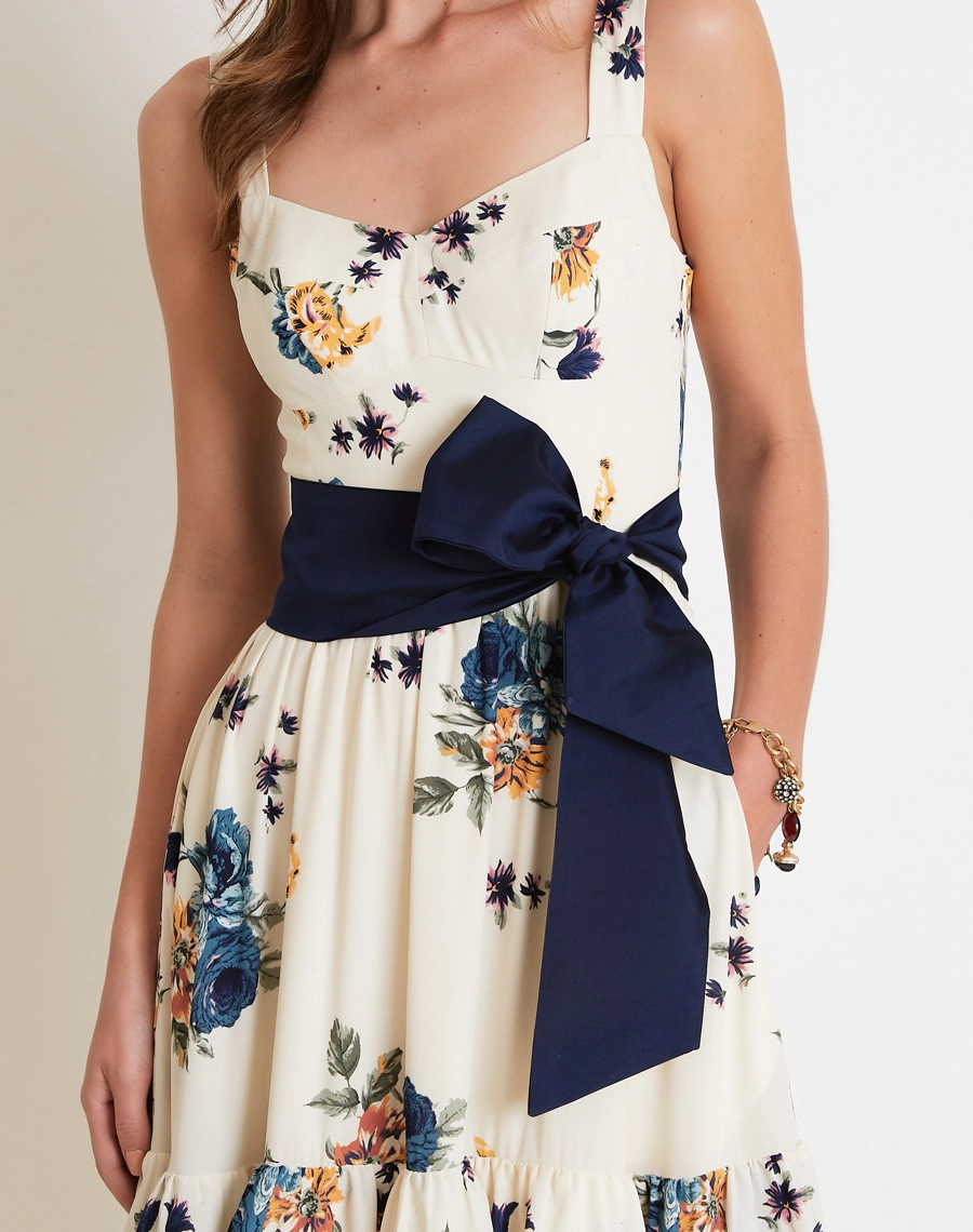 O Vestido Midi Austria é confeccionado em crepinho, tecido leve e fluido que proporciona conforto e movimento com um toque delicado. <BR/>