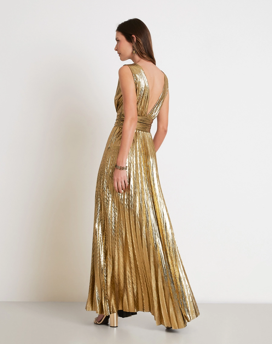 O Vestido Longo Luna é confeccionado em Lamê, tecido que se destaca pelo brilho sofisticado e acabamento metalizado, que proporciona um visual luxuoso e marcante.<BR/>

