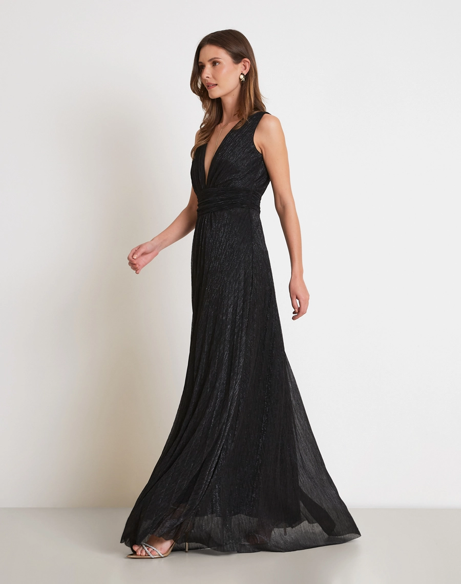 O Vestido Longo Salma é confeccionado em malha plissada de lurex, tecido de toque macio, excelente elasticidade e caimento fluido.