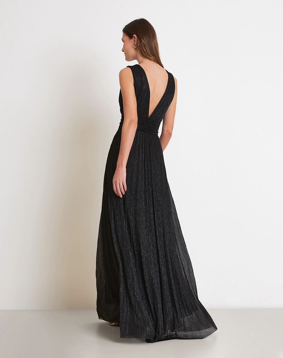 O Vestido Longo Salma é confeccionado em malha plissada de lurex, tecido de toque macio, excelente elasticidade e caimento fluido.