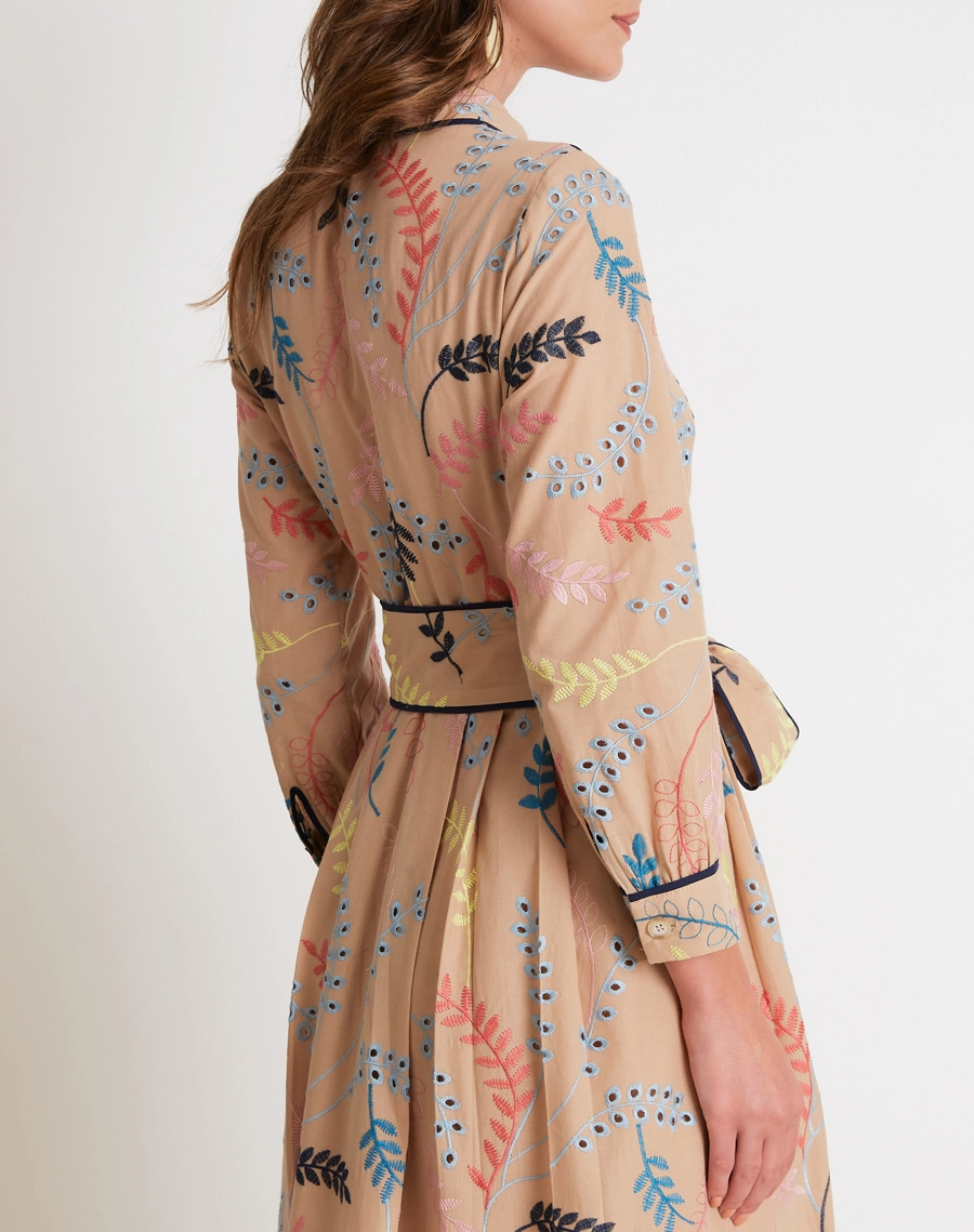 A Chemise Comporta é confeccionada em laise, um tecido leve, delicado e sofisticado, conhecido por sua textura vazada e acabamento artesanal.
