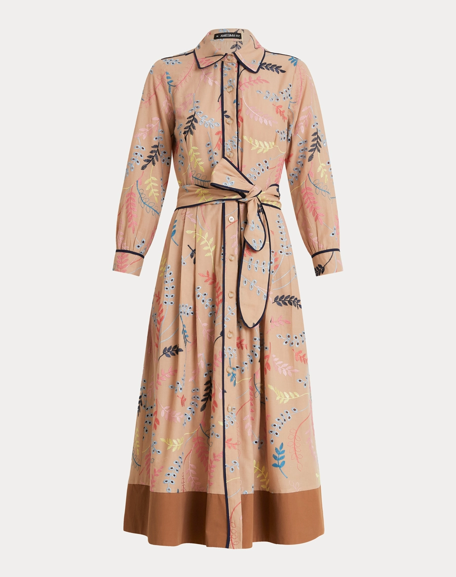 A Chemise Comporta é confeccionada em laise, um tecido leve, delicado e sofisticado, conhecido por sua textura vazada e acabamento artesanal.
