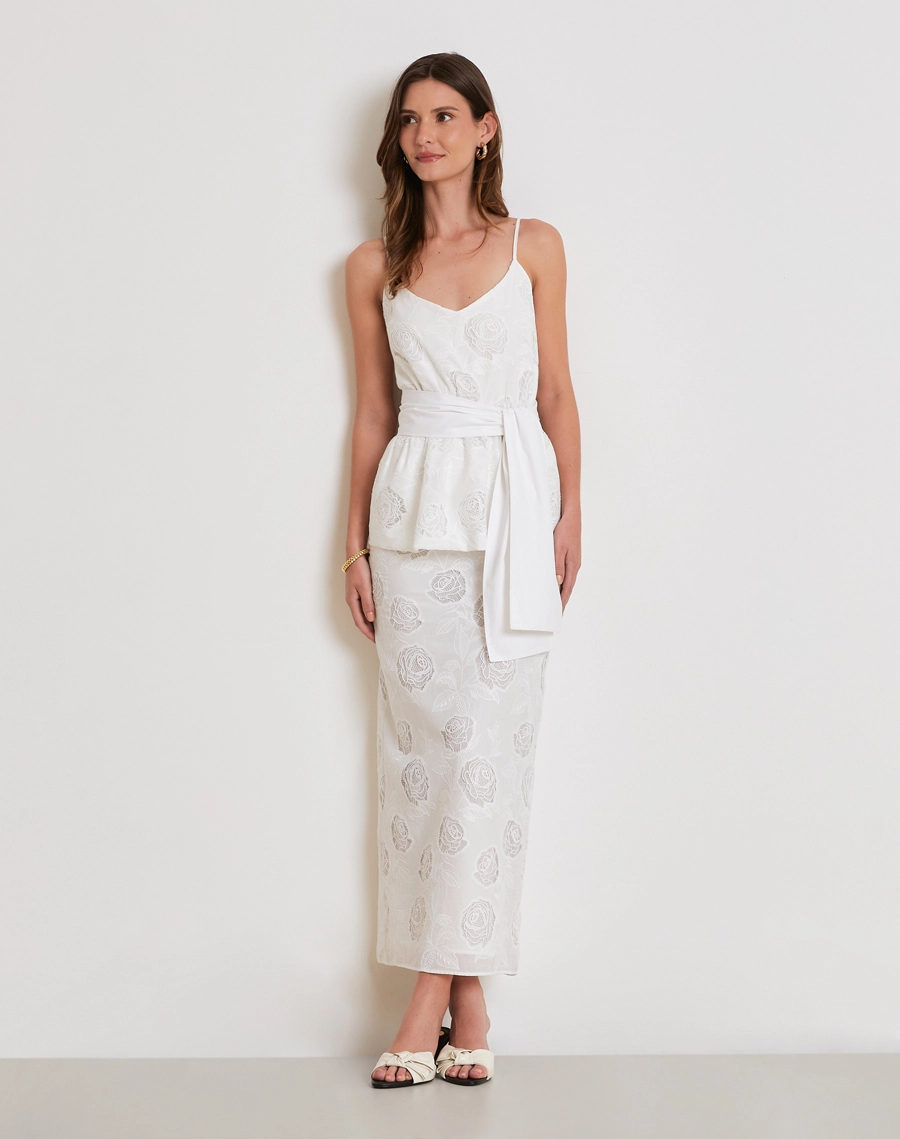 O Vestido Longo Fiance é confeccionado em cambraia bordada, um tecido leve, fresco e de toque macio que proporciona conforto e elegância em cada detalhe.